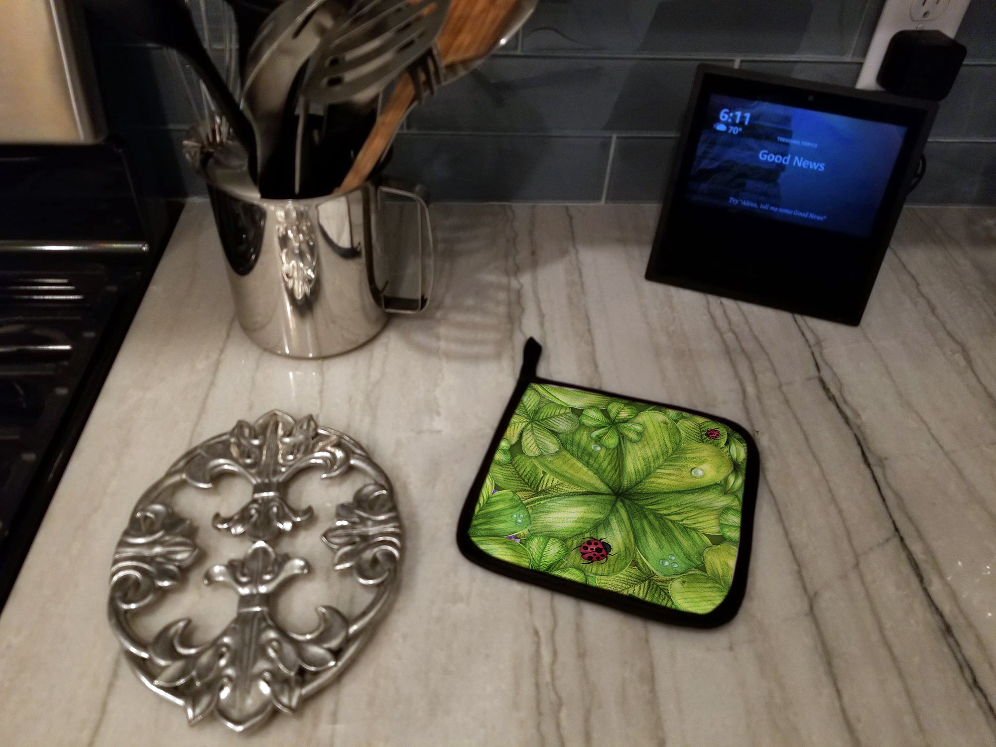 Shamrocks and Lady bugs Pot Holder Set of 2 Heat Resistant Quilted Hot Pads 7.5 x 7.5 Inch, Insulated Kitchen Trivets for Cooking & Baking