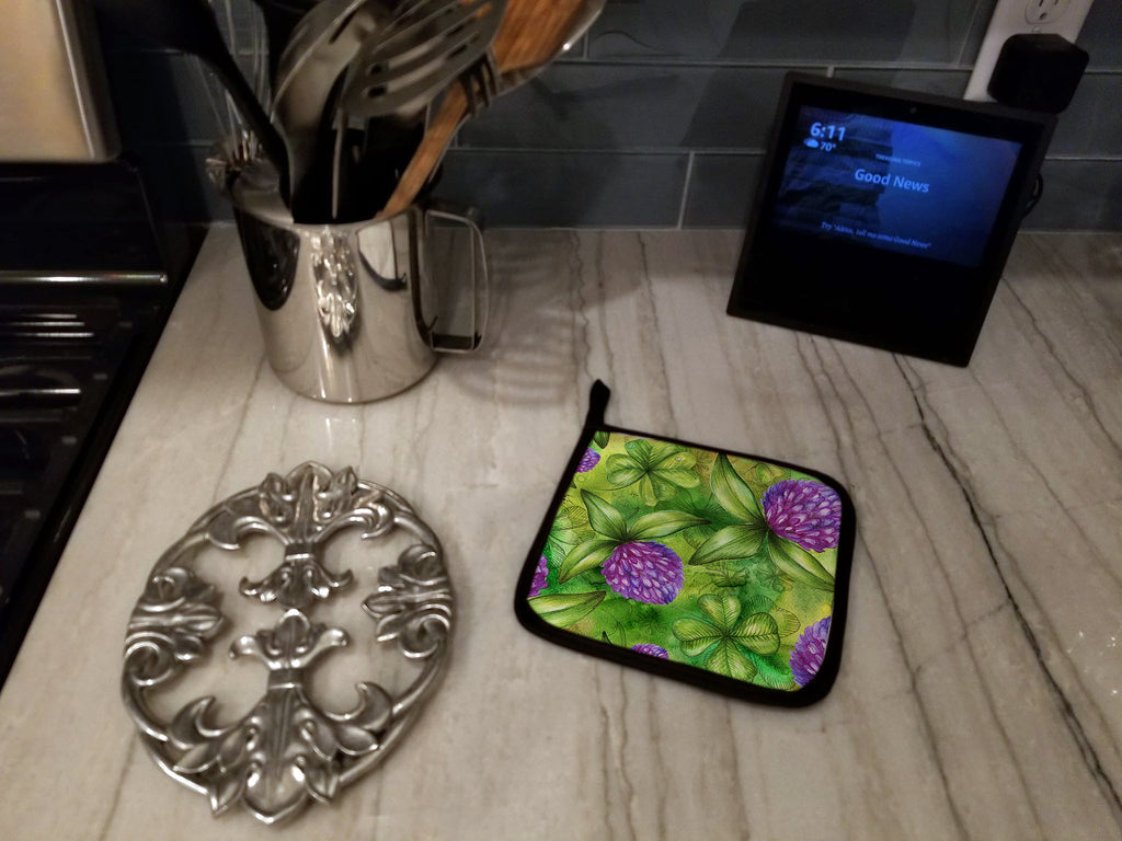 Shamrocks in Bloom Pot Holder Set of 2 Heat Resistant Quilted Hot Pads 7.5 x 7.5 Inch, Insulated Kitchen Trivets for Cooking & Baking