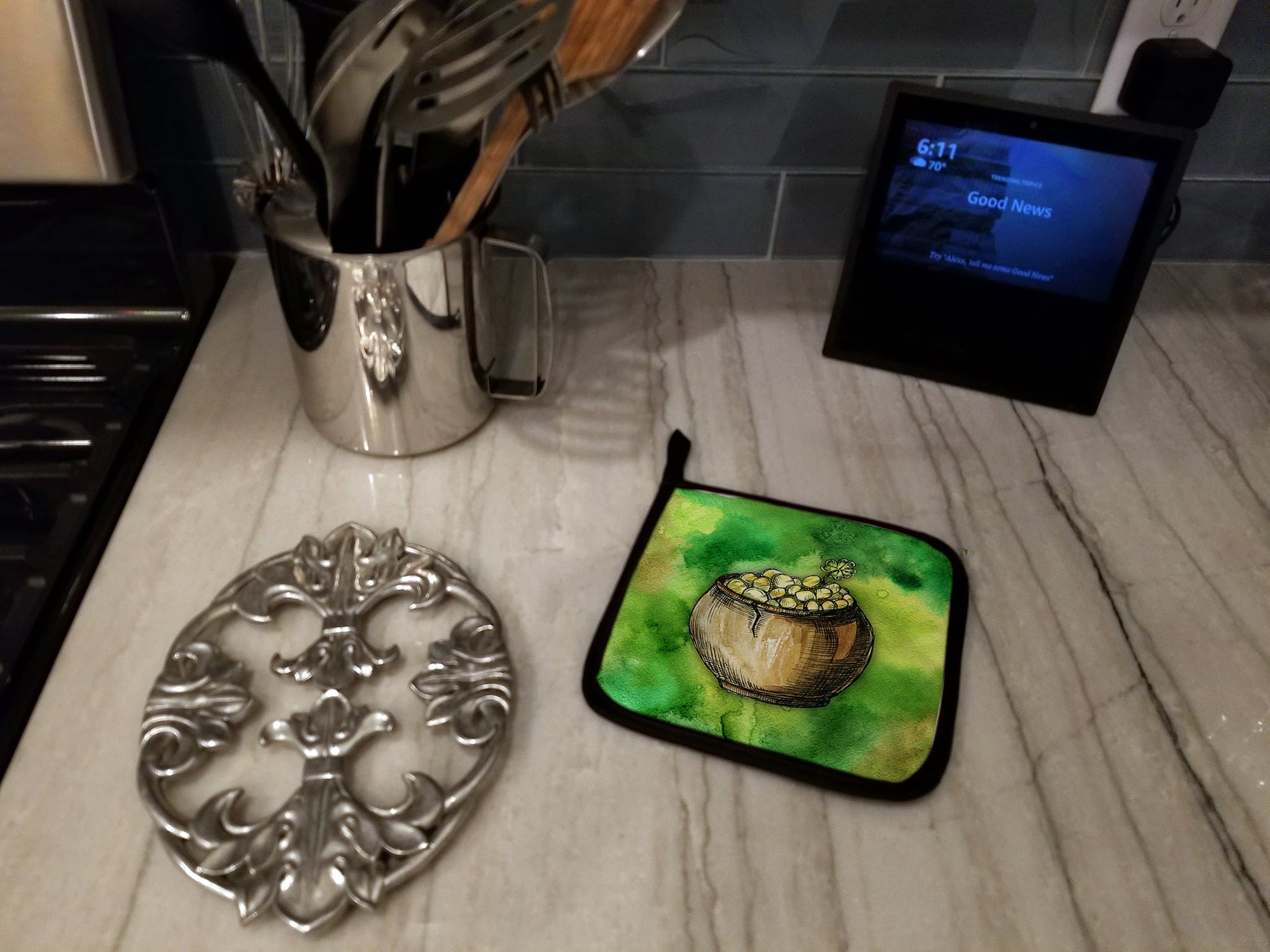 Irish Pot of Gold Pot Holder Set of 2 Heat Resistant Quilted Hot Pads 7.5 x 7.5 Inch, Insulated Kitchen Trivets for Cooking & Baking