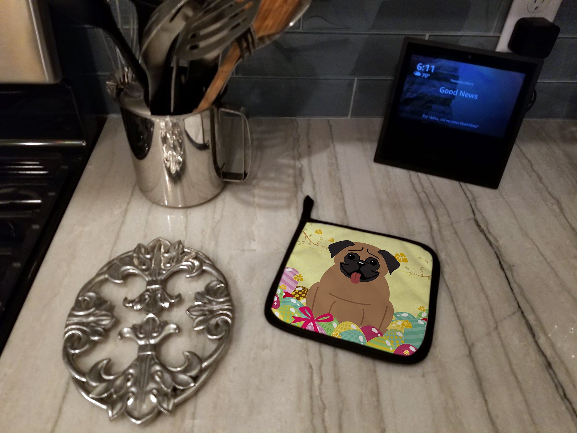Easter Eggs Pug Brown Pot Holder Set of 2 Heat Resistant Quilted Hot Pads 7.5 x 7.5 Inch, Insulated Kitchen Trivets for Cooking & Baking