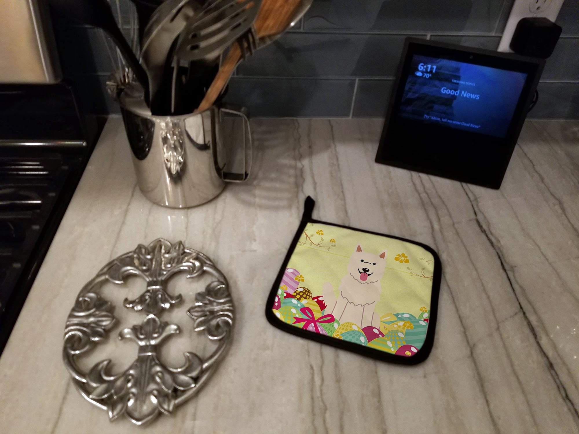 Easter Eggs White German Shepherd Pot Holder Set of 2 Heat Resistant Quilted Hot Pads 7.5 x 7.5 Inch, Insulated Kitchen Trivets for Cooking & Baking