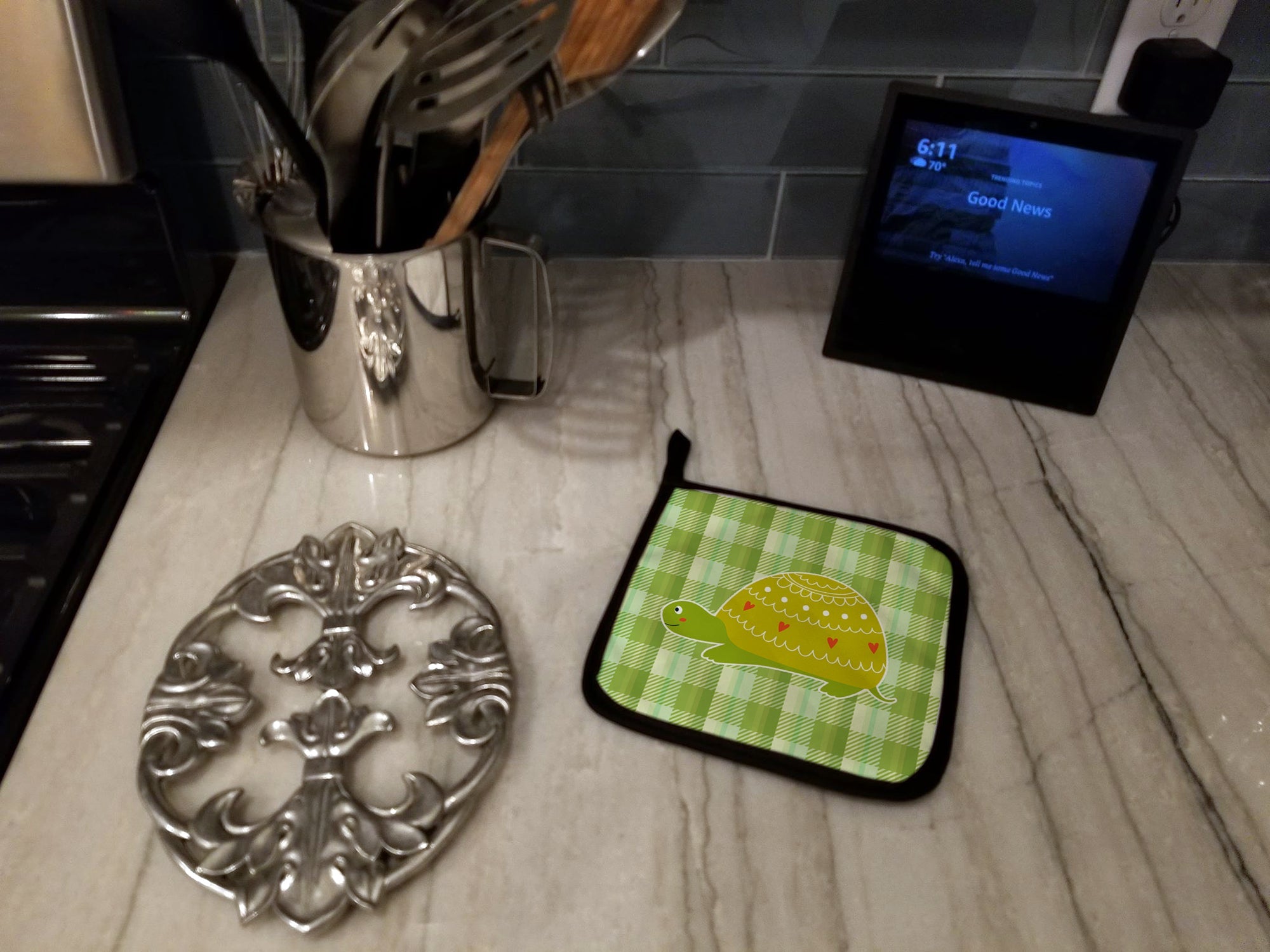 Turtle on the Move Pot Holder Set of 2 Heat Resistant Quilted Hot Pads 7.5 x 7.5 Inch, Insulated Kitchen Trivets for Cooking & Baking