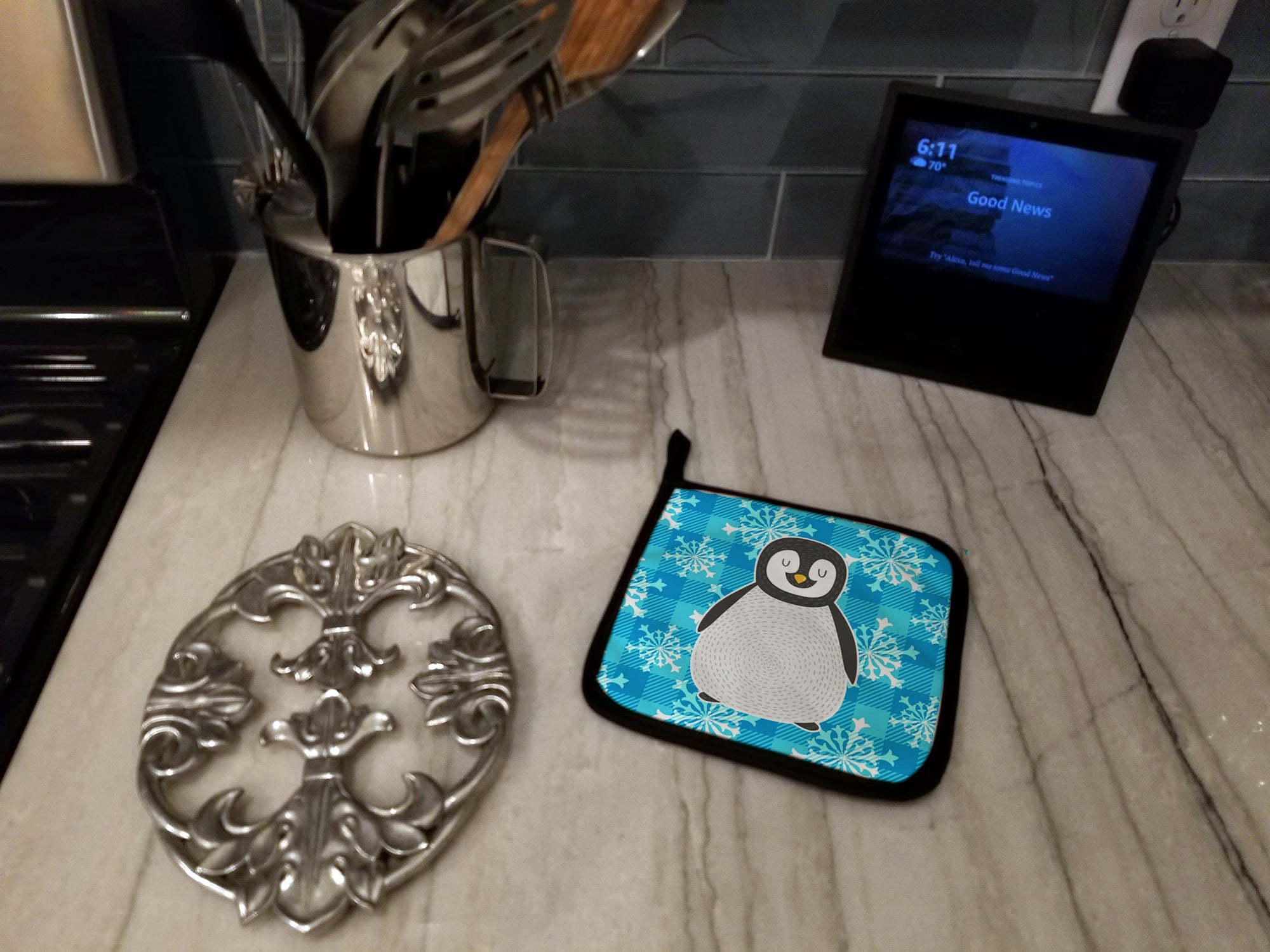 Penguin Pot Holder Set of 2 Heat Resistant Quilted Hot Pads 7.5 x 7.5 Inch, Insulated Kitchen Trivets for Cooking & Baking