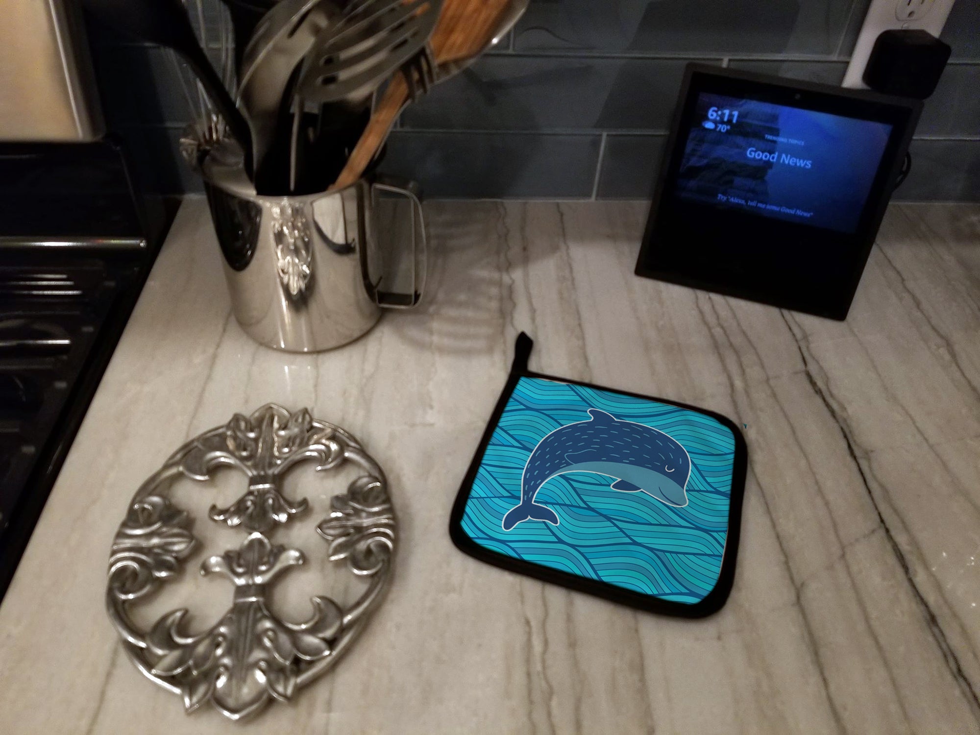 Dolphin Pot Holder Set of 2 Heat Resistant Quilted Hot Pads 7.5 x 7.5 Inch, Insulated Kitchen Trivets for Cooking & Baking