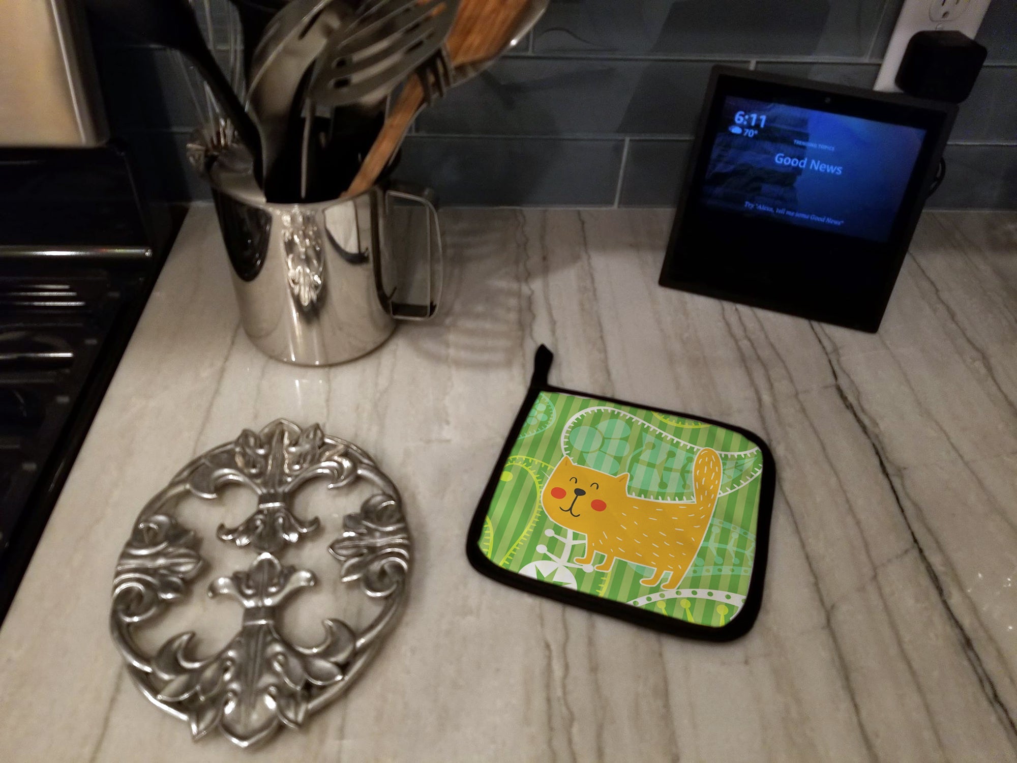 Cat on Paisley Pot Holder Set of 2 Heat Resistant Quilted Hot Pads 7.5 x 7.5 Inch, Insulated Kitchen Trivets for Cooking & Baking