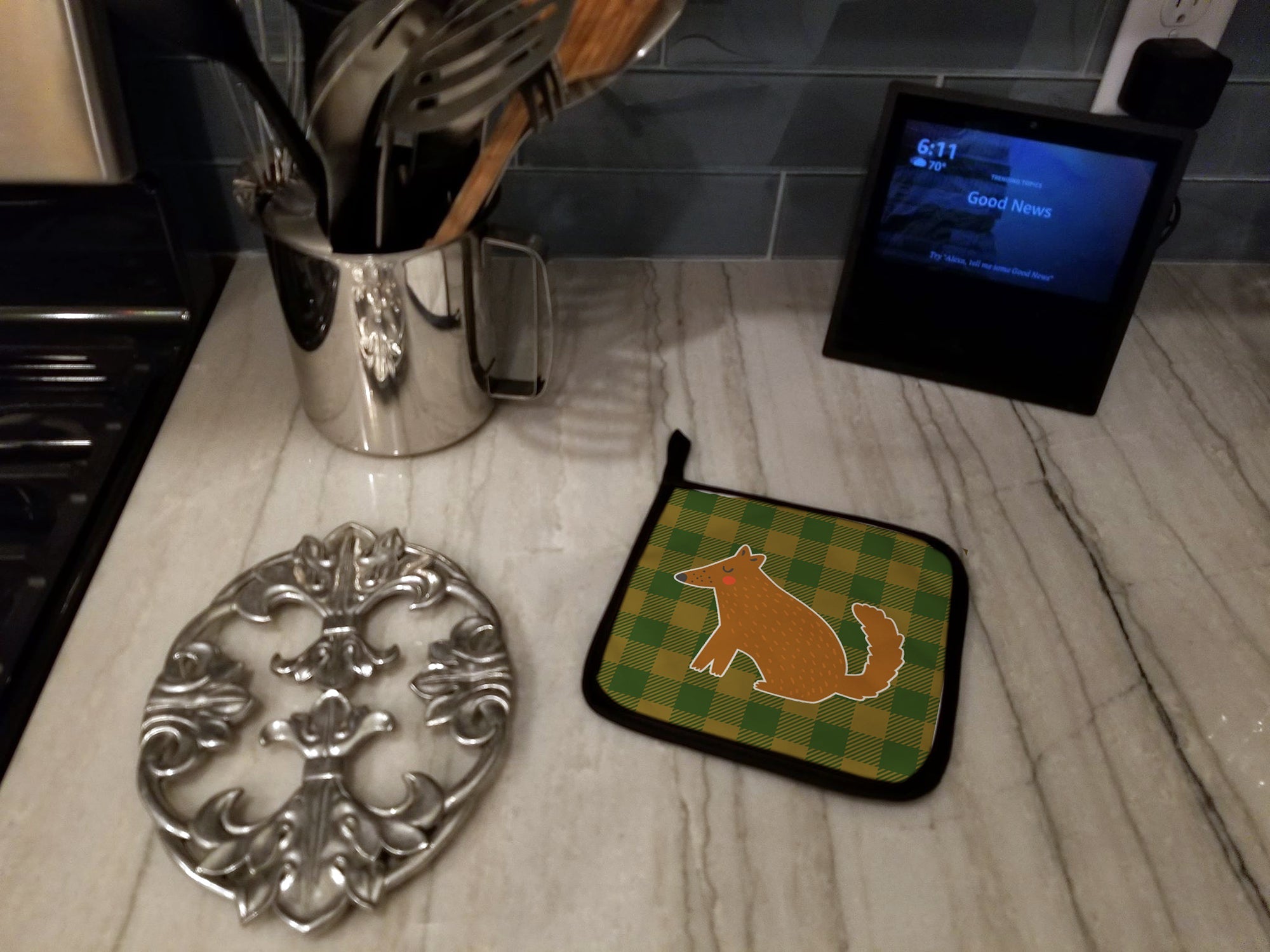 Brown Wolf Pot Holder Set of 2 Heat Resistant Quilted Hot Pads 7.5 x 7.5 Inch, Insulated Kitchen Trivets for Cooking & Baking