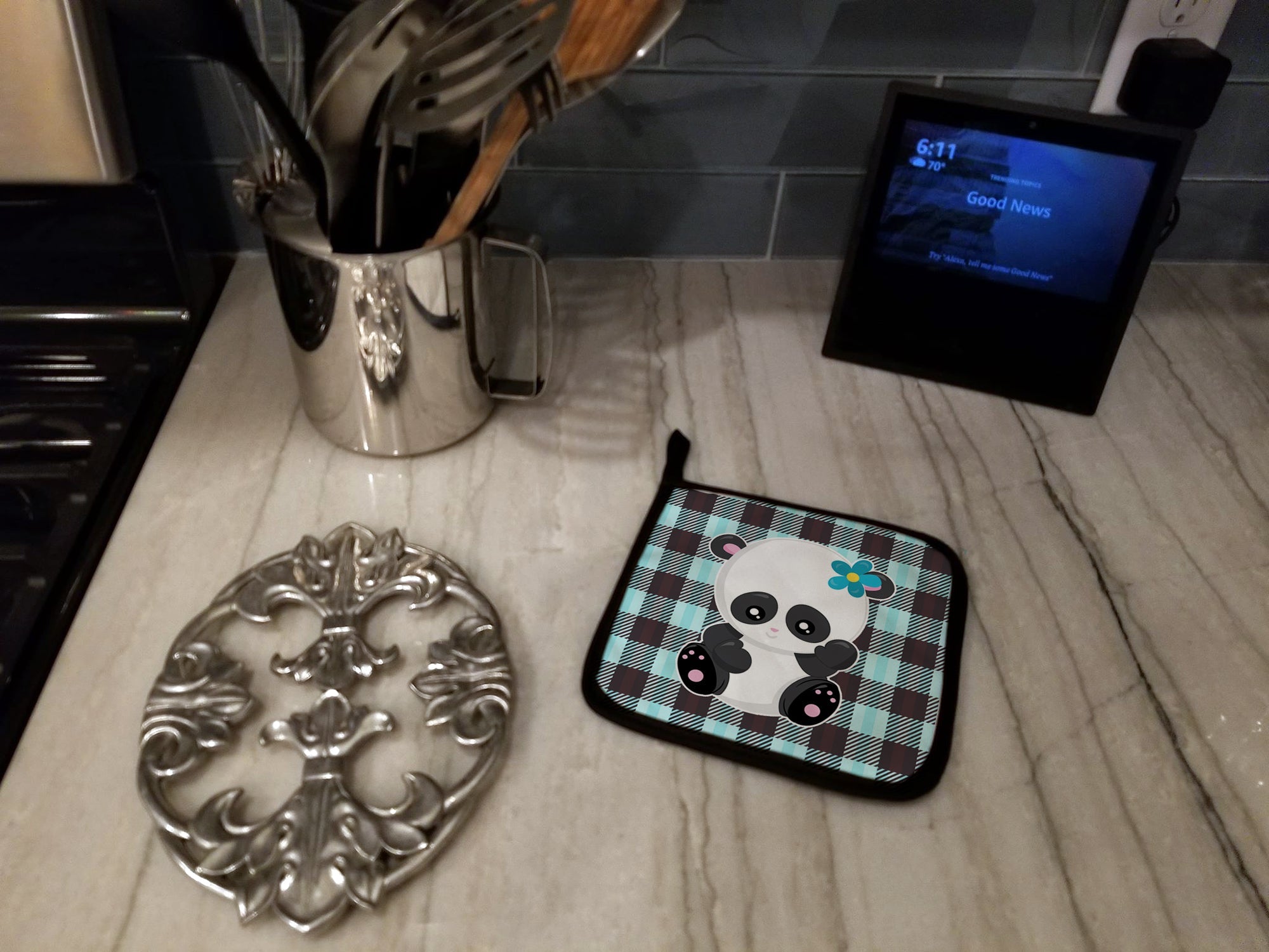 Panda on Plaid Pot Holder Set of 2 Heat Resistant Quilted Hot Pads 7.5 x 7.5 Inch, Insulated Kitchen Trivets for Cooking & Baking