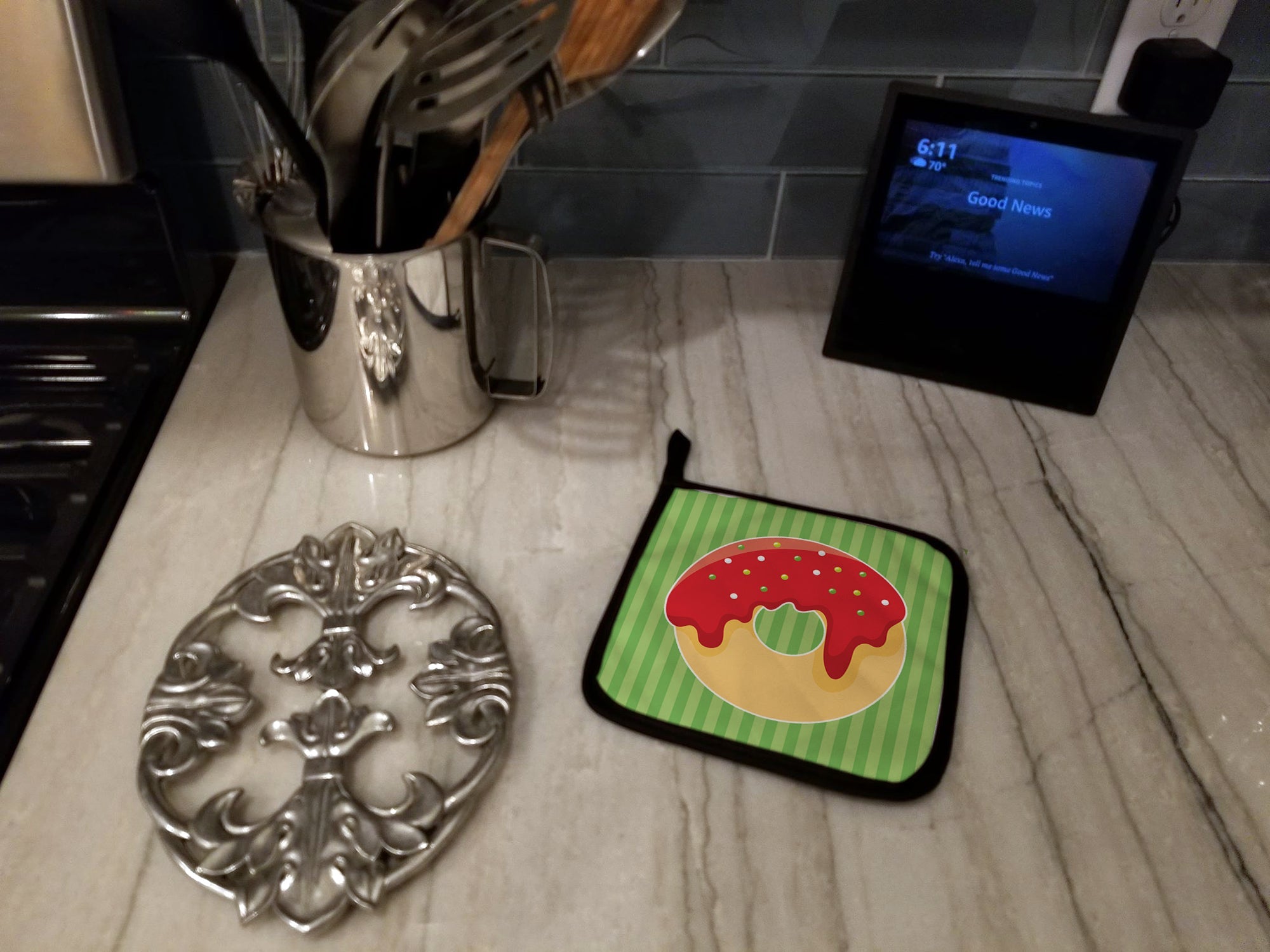 Christmas Donut Pot Holder Set of 2 Heat Resistant Quilted Hot Pads 7.5 x 7.5 Inch, Insulated Kitchen Trivets for Cooking & Baking