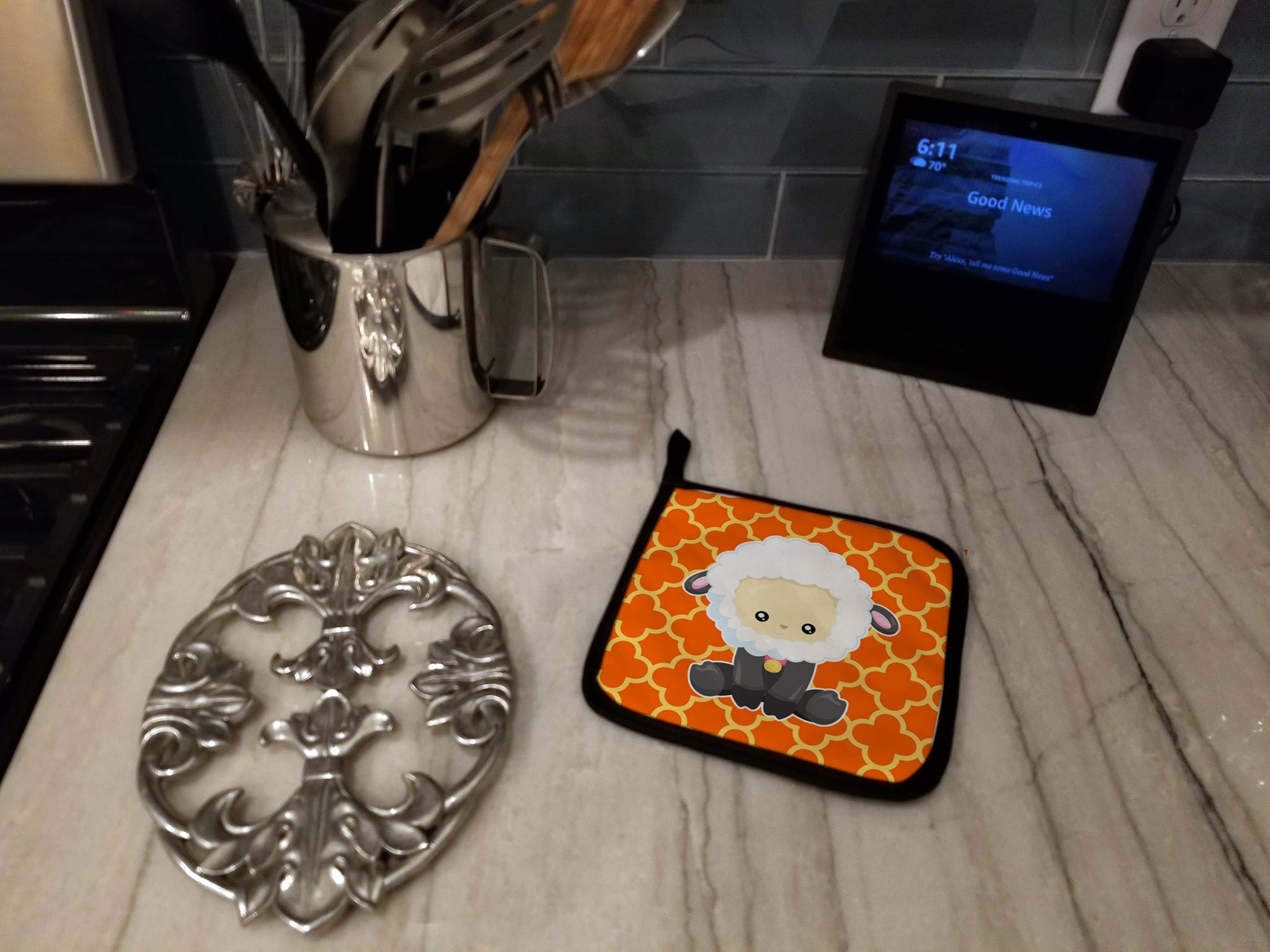 Sheep on Orange Quatrafoil Pot Holder Set of 2 Heat Resistant Quilted Hot Pads 7.5 x 7.5 Inch, Insulated Kitchen Trivets for Cooking & Baking