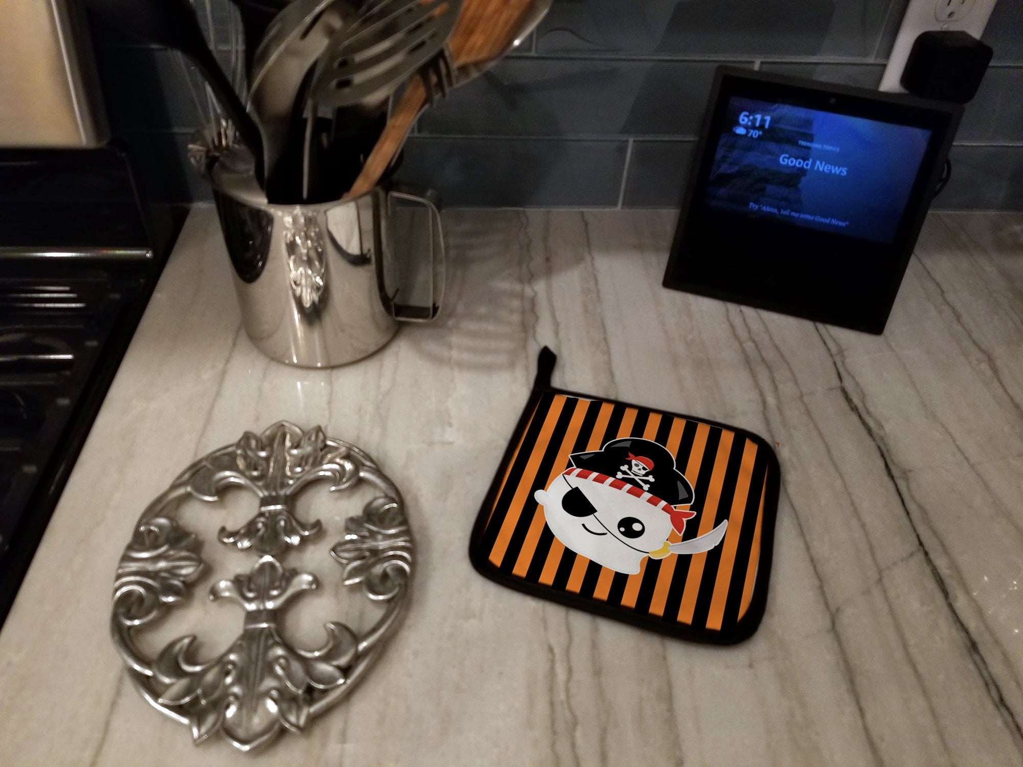 Halloween Ghost Pirate Pot Holder Set of 2 Heat Resistant Quilted Hot Pads 7.5 x 7.5 Inch, Insulated Kitchen Trivets for Cooking & Baking