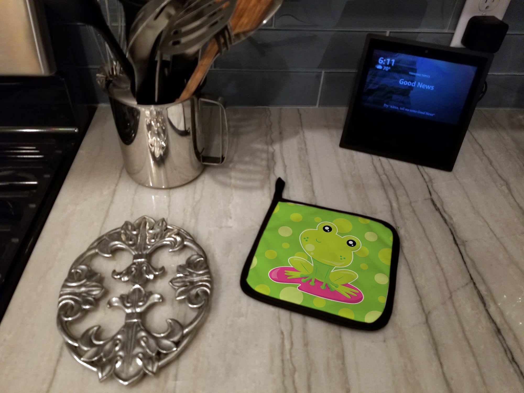 Frog on Lily Pad Green Polkadots Pot Holder Set of 2 Heat Resistant Quilted Hot Pads 7.5 x 7.5 Inch, Insulated Kitchen Trivets for Cooking & Baking