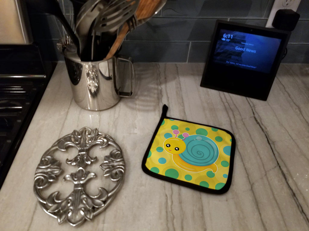 Snail on Polkadots Pot Holder Set of 2 Heat Resistant Quilted Hot Pads 7.5 x 7.5 Inch, Insulated Kitchen Trivets for Cooking & Baking