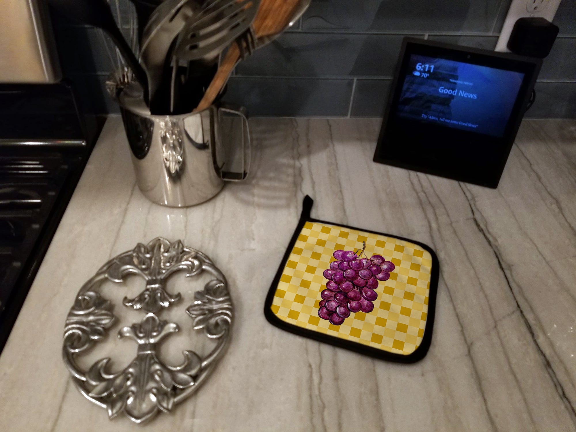 Grapes on Basketweave Pot Holder Set of 2 Heat Resistant Quilted Hot Pads 7.5 x 7.5 Inch, Insulated Kitchen Trivets for Cooking & Baking