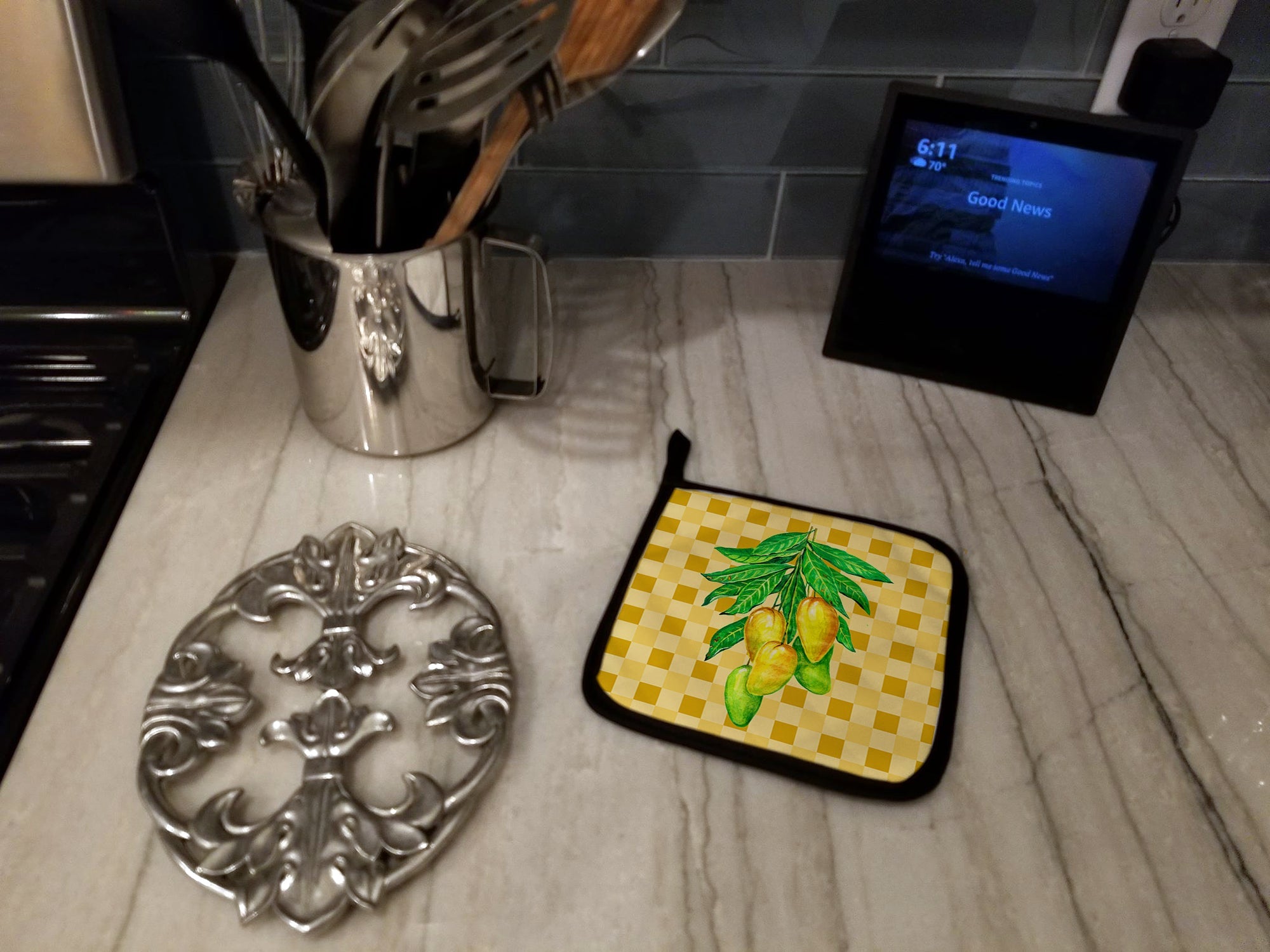 Mangos on Branch on Basketweave Pot Holder Set of 2 Heat Resistant Quilted Hot Pads 7.5 x 7.5 Inch, Insulated Kitchen Trivets for Cooking & Baking