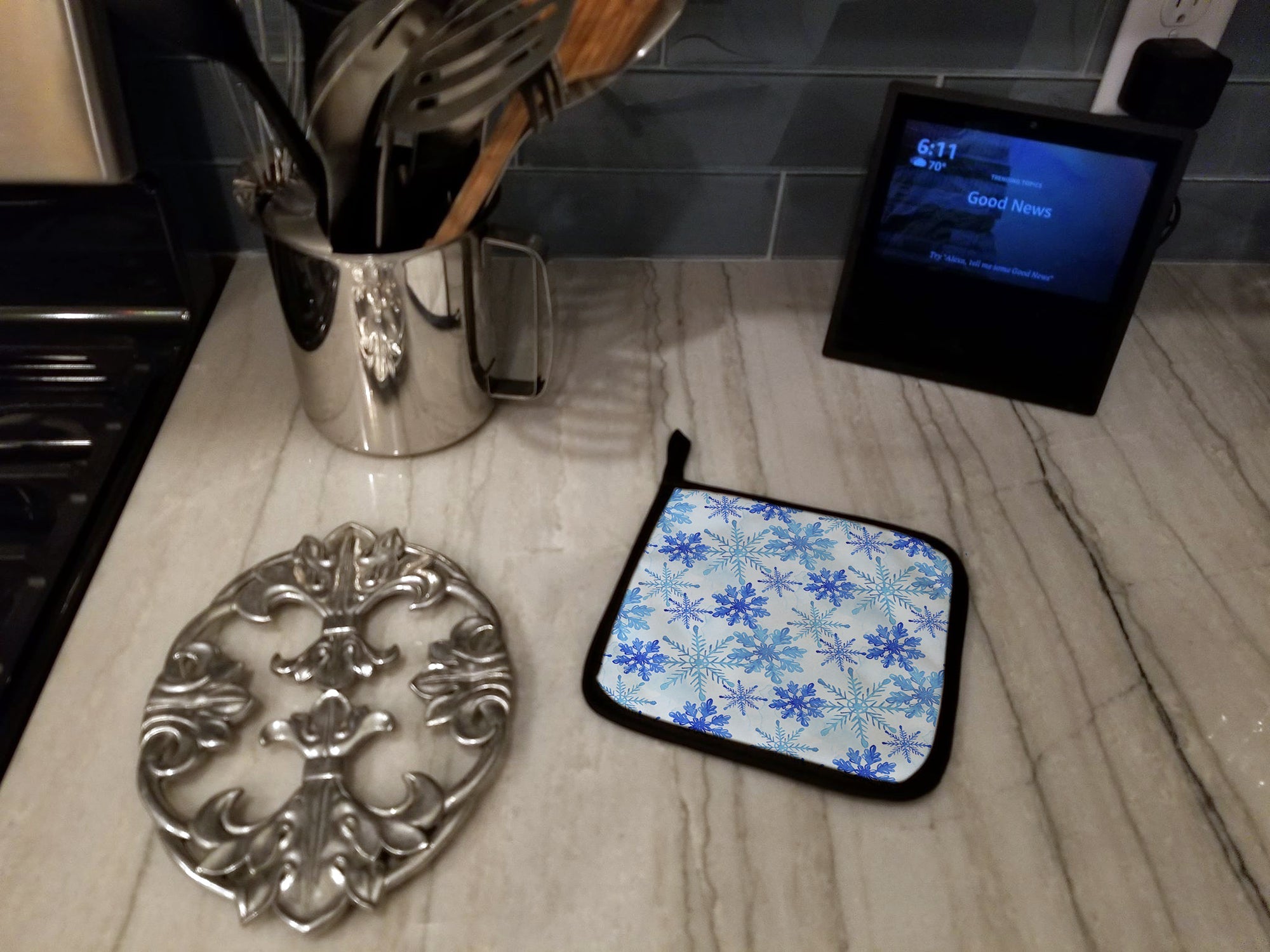 Blue Snowflakes Watercolor Pot Holder Set of 2 Heat Resistant Quilted Hot Pads 7.5 x 7.5 Inch, Insulated Kitchen Trivets for Cooking & Baking