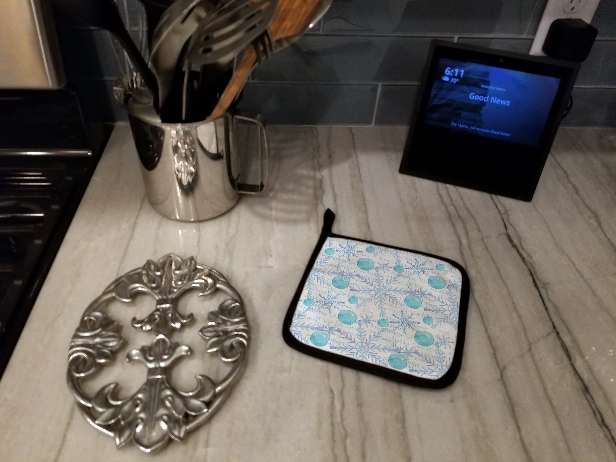 Winter Snowflakes on White Pot Holder Set of 2 Heat Resistant Quilted Hot Pads 7.5 x 7.5 Inch, Insulated Kitchen Trivets for Cooking & Baking