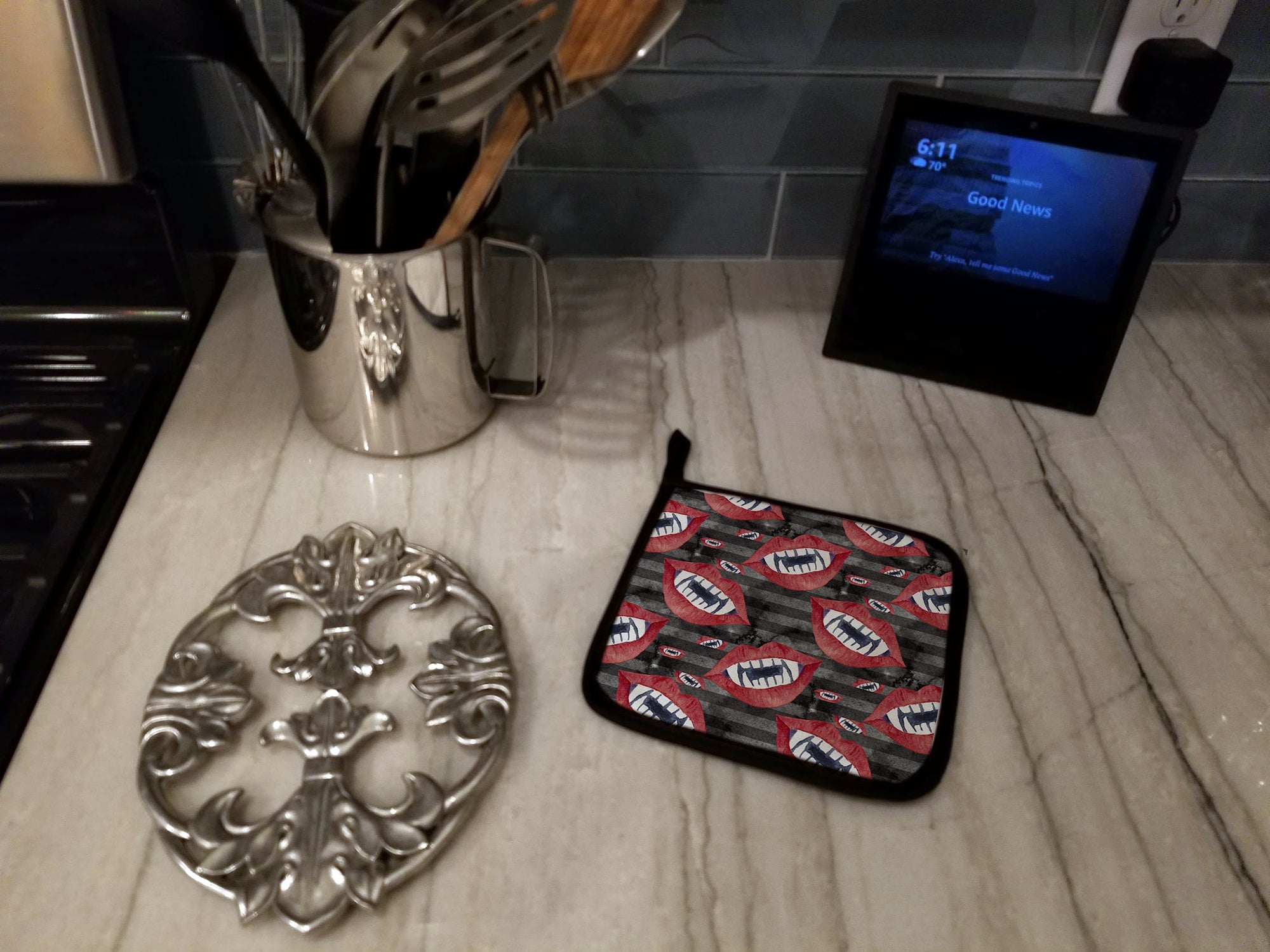 Watecolor Halloween Vampire Teeth Pot Holder Set of 2 Heat Resistant Quilted Hot Pads 7.5 x 7.5 Inch, Insulated Kitchen Trivets for Cooking & Baking