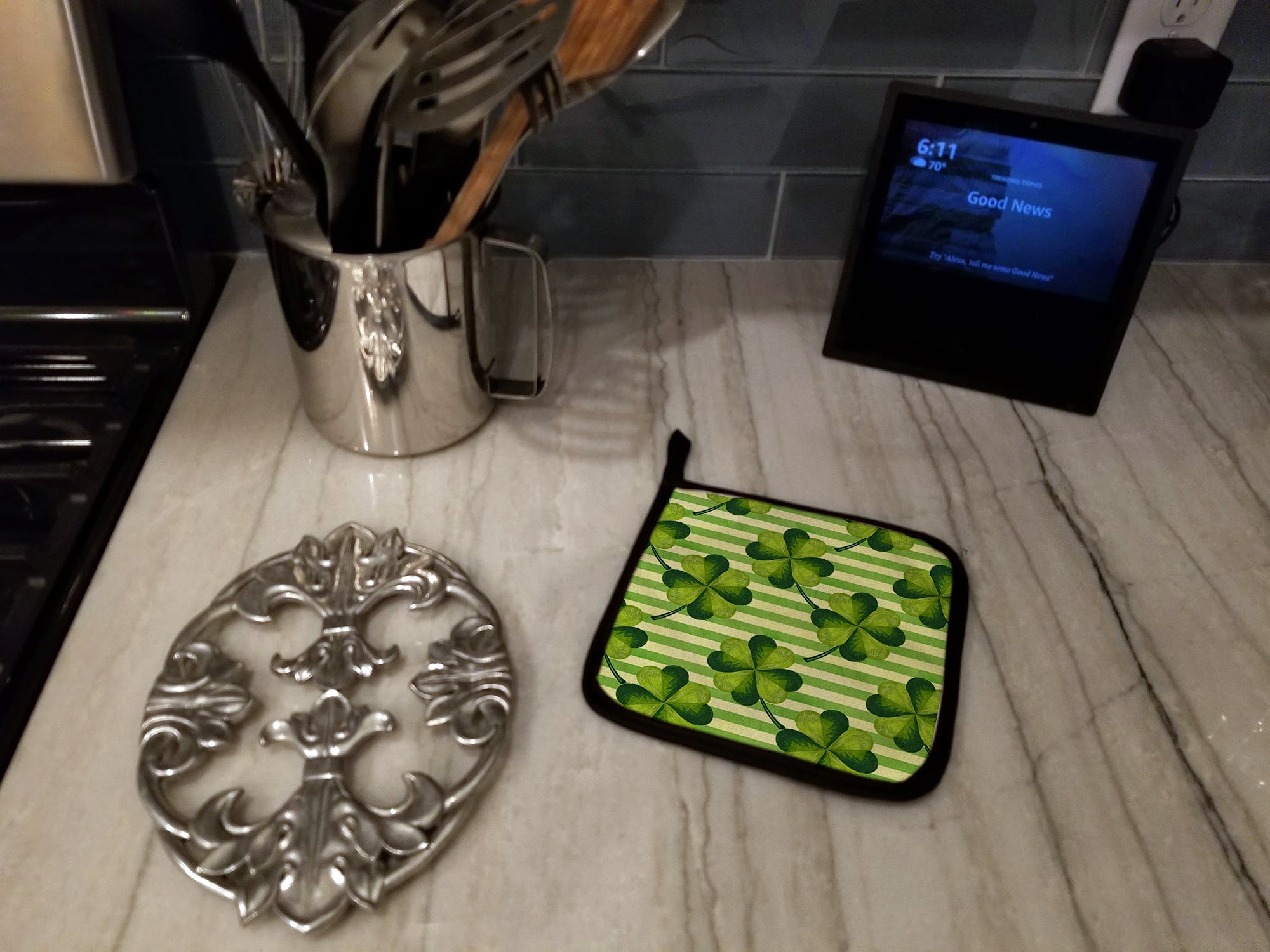 Watercolor Shamrock Stripes Pot Holder Set of 2 Heat Resistant Quilted Hot Pads 7.5 x 7.5 Inch, Insulated Kitchen Trivets for Cooking & Baking