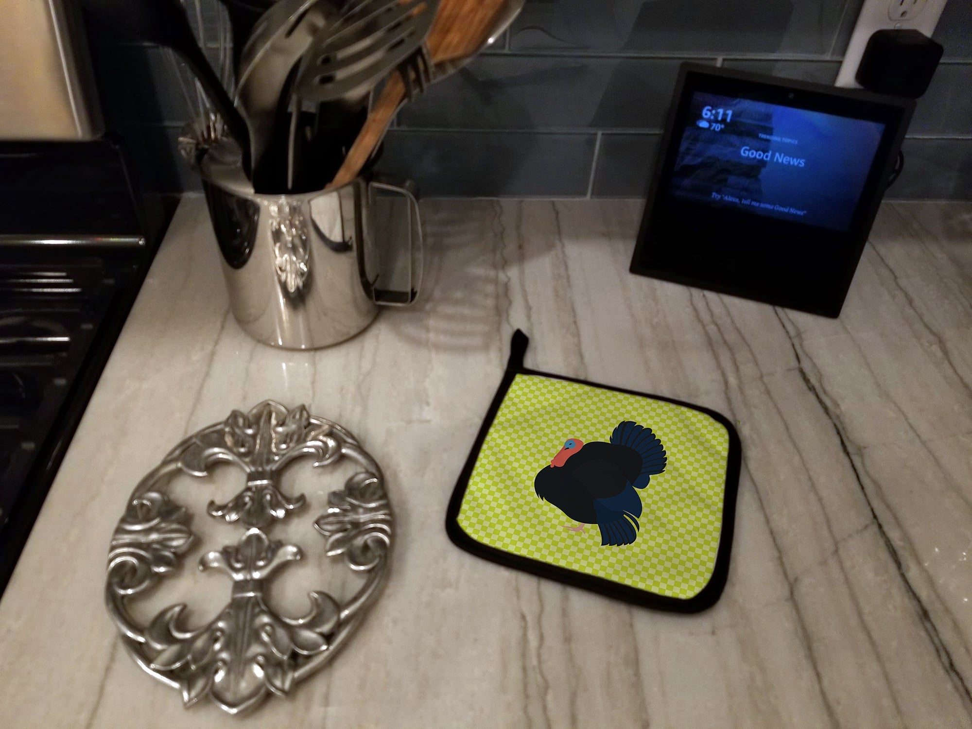 Norfolk Black Turkey Green Pot Holder Set of 2 Heat Resistant Quilted Hot Pads 7.5 x 7.5 Inch, Insulated Kitchen Trivets for Cooking & Baking