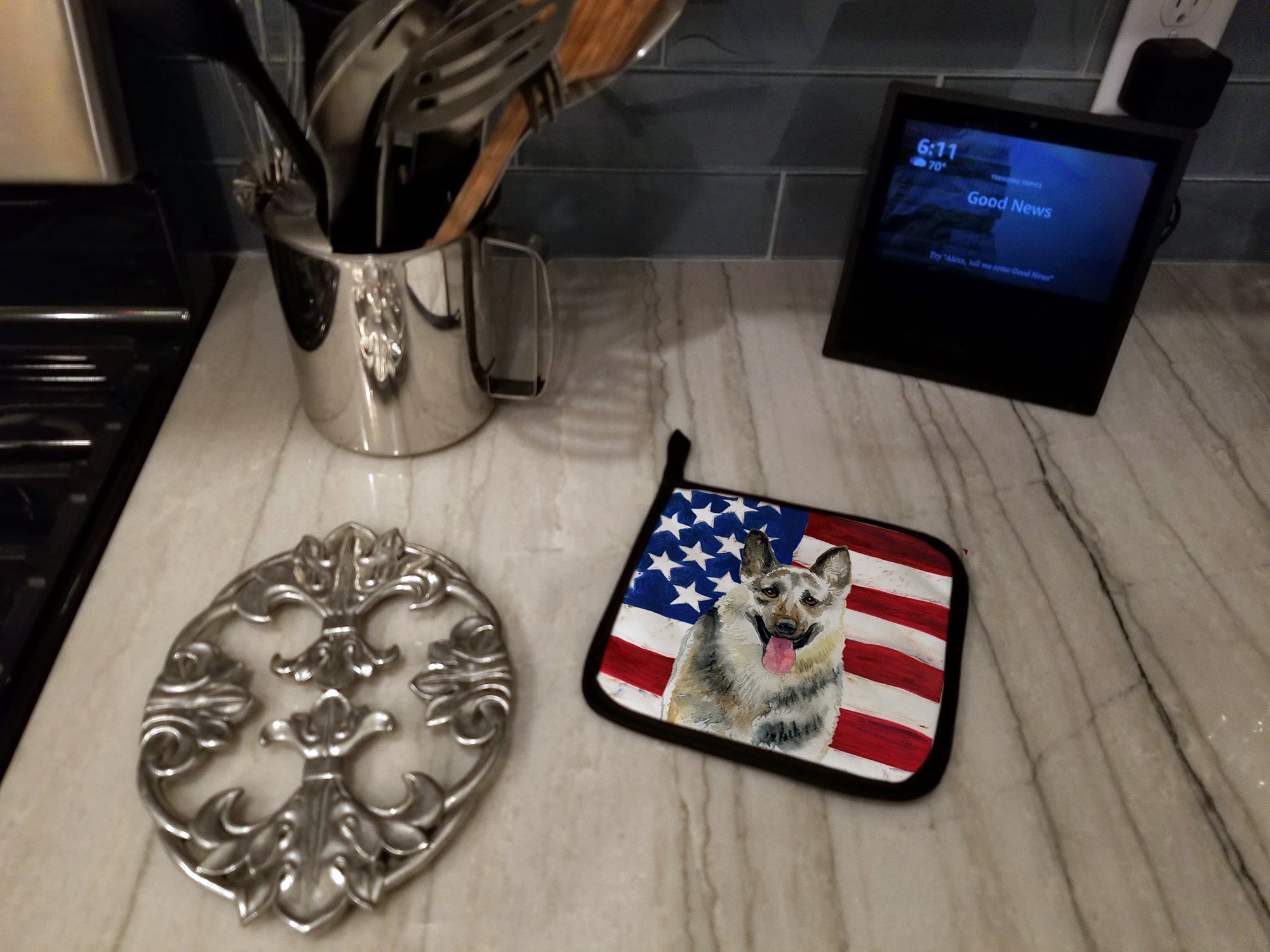 East-European Shepherd Patriotic Pot Holder Set of 2 Heat Resistant Quilted Hot Pads 7.5 x 7.5 Inch, Insulated Kitchen Trivets for Cooking & Baking