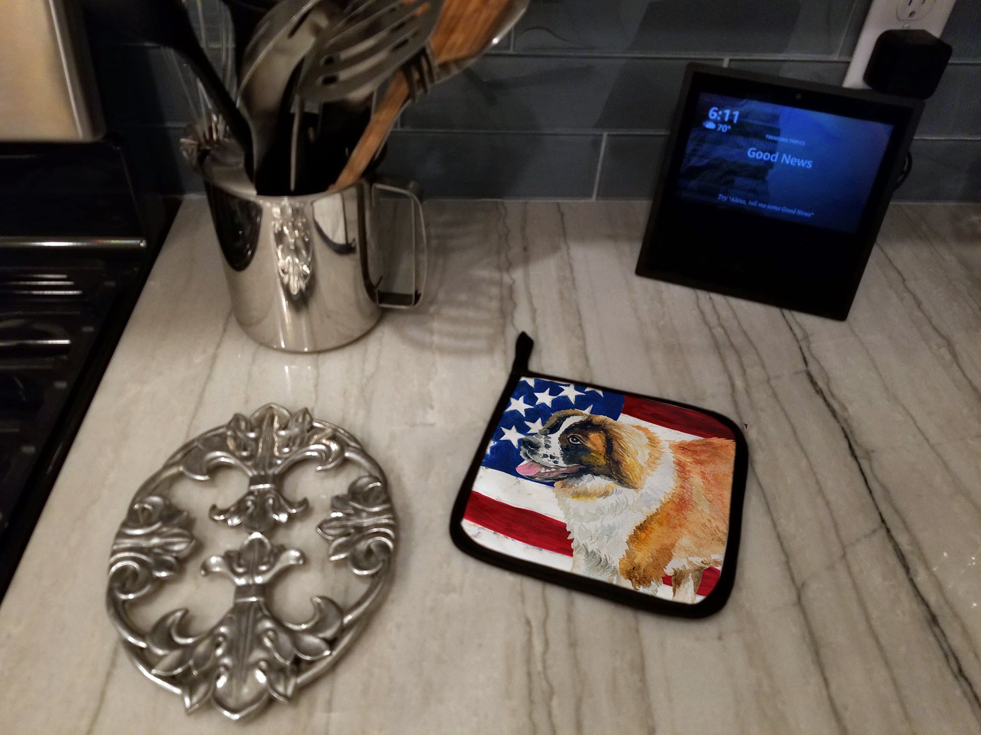 Saint Bernard Patriotic Pot Holder Set of 2 Heat Resistant Quilted Hot Pads 7.5 x 7.5 Inch, Insulated Kitchen Trivets for Cooking & Baking