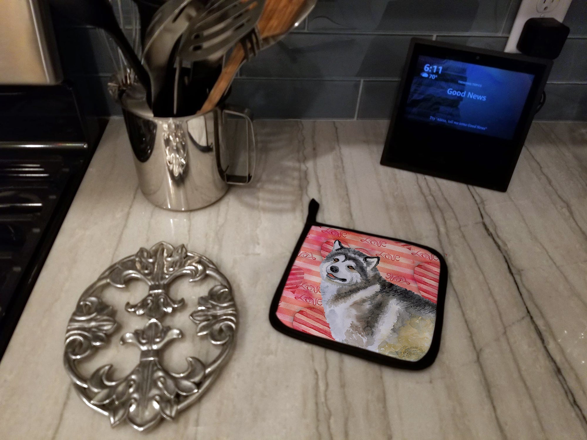 Alaskan Malamute Love Pot Holder Set of 2 Heat Resistant Quilted Hot Pads 7.5 x 7.5 Inch, Insulated Kitchen Trivets for Cooking & Baking