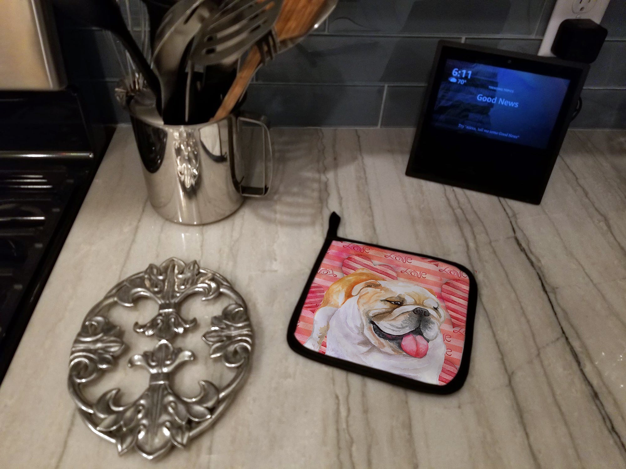 English Bulldog Love Pot Holder Set of 2 Heat Resistant Quilted Hot Pads 7.5 x 7.5 Inch, Insulated Kitchen Trivets for Cooking & Baking