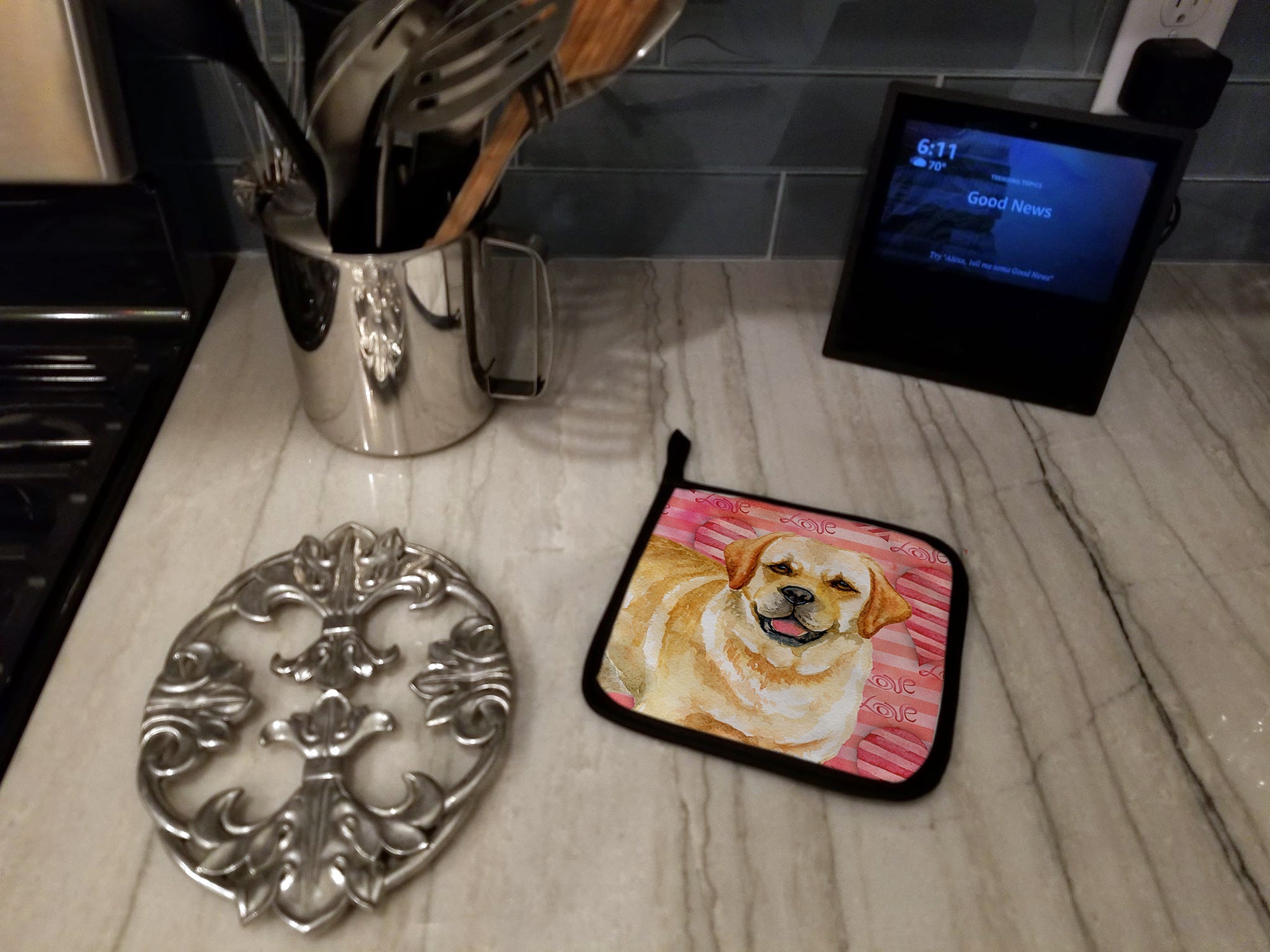 Golden Retriever Love Pot Holder Set of 2 Heat Resistant Quilted Hot Pads 7.5 x 7.5 Inch, Insulated Kitchen Trivets for Cooking & Baking