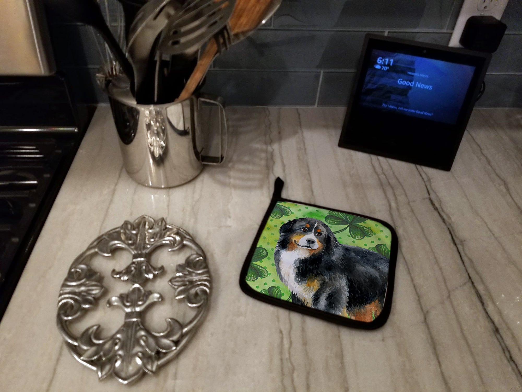 Bernese Mountain Dog St Patrick's Pot Holder Set of 2 Heat Resistant Quilted Hot Pads 7.5 x 7.5 Inch, Insulated Kitchen Trivets for Cooking & Baking