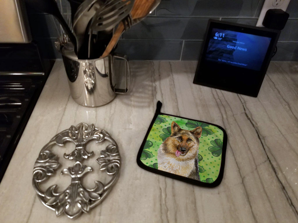 German Shepherd St Patrick's Pot Holder Set of 2 Heat Resistant Quilted Hot Pads 7.5 x 7.5 Inch, Insulated Kitchen Trivets for Cooking & Baking