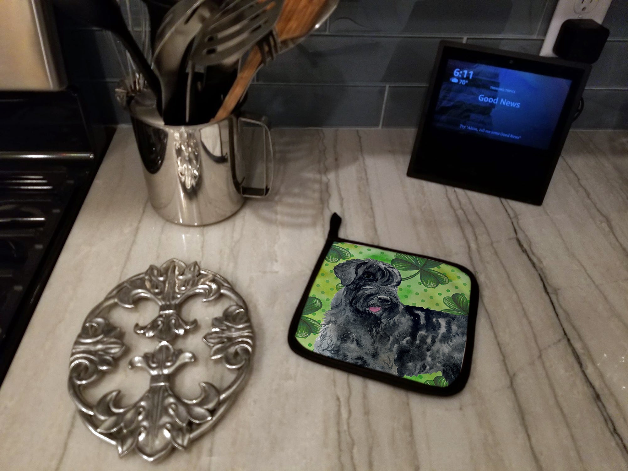 Giant Schnauzer St Patrick's Pot Holder Set of 2 Heat Resistant Quilted Hot Pads 7.5 x 7.5 Inch, Insulated Kitchen Trivets for Cooking & Baking