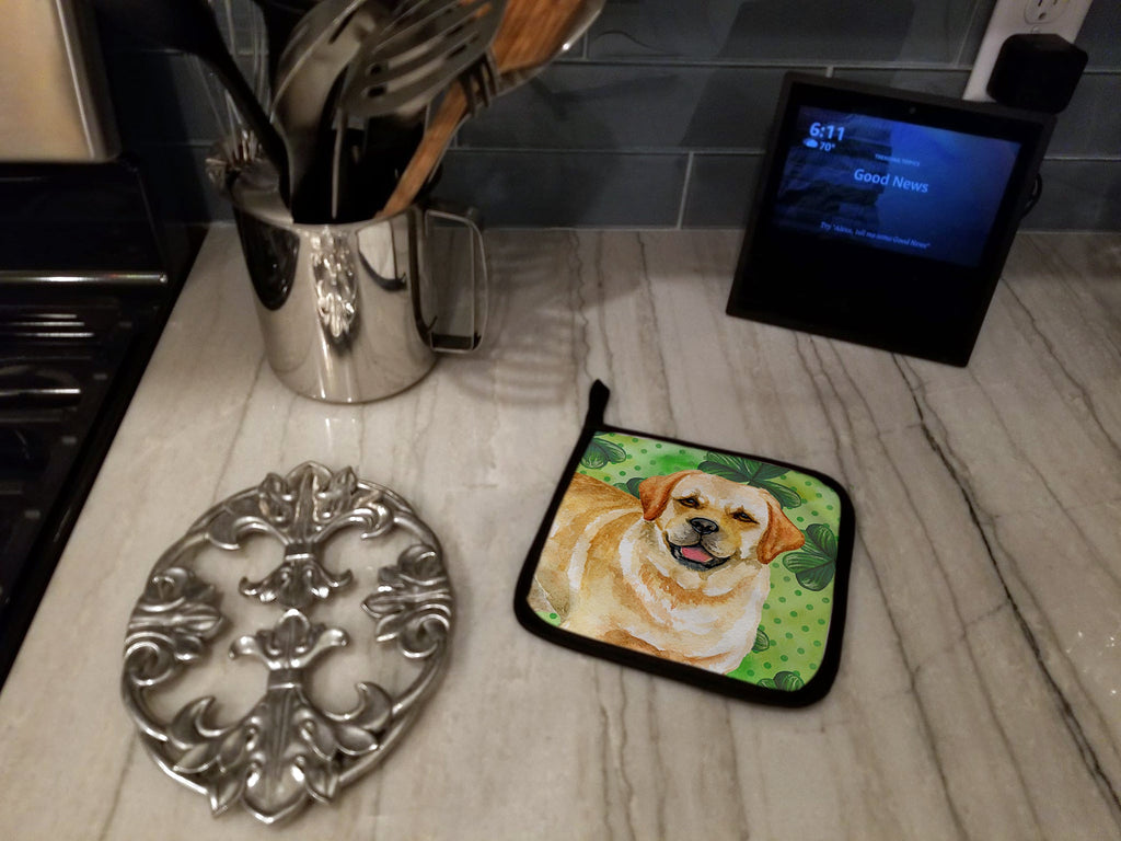 Golden Retriever St Patrick's Pot Holder Set of 2 Heat Resistant Quilted Hot Pads 7.5 x 7.5 Inch, Insulated Kitchen Trivets for Cooking & Baking