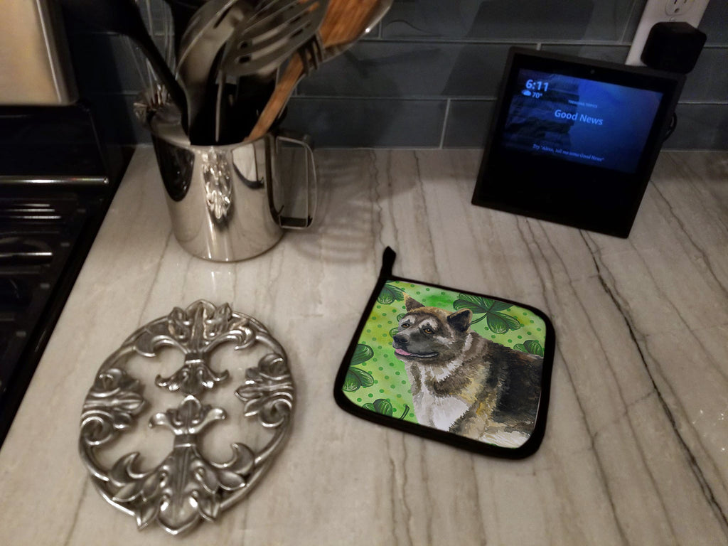 American Akita St Patrick's Pot Holder Set of 2 Heat Resistant Quilted Hot Pads 7.5 x 7.5 Inch, Insulated Kitchen Trivets for Cooking & Baking