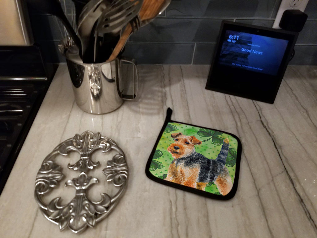Welsh Terrier St Patrick's Pot Holder Set of 2 Heat Resistant Quilted Hot Pads 7.5 x 7.5 Inch, Insulated Kitchen Trivets for Cooking & Baking