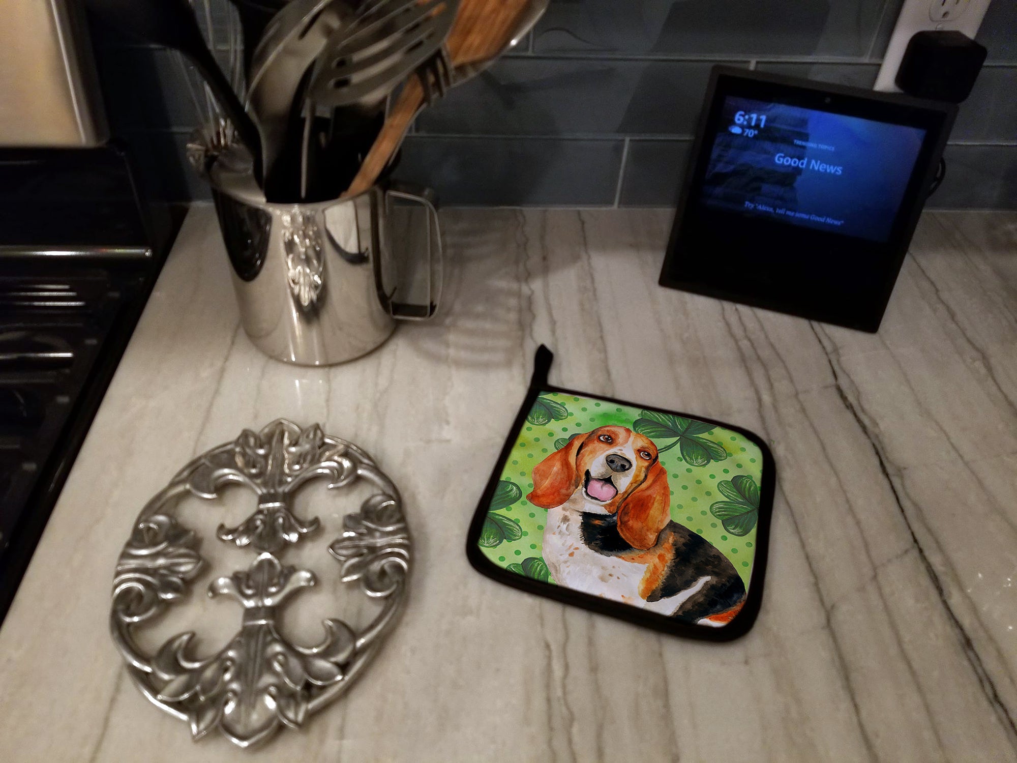 Basset Hound St Patrick's Pot Holder Set of 2 Heat Resistant Quilted Hot Pads 7.5 x 7.5 Inch, Insulated Kitchen Trivets for Cooking & Baking