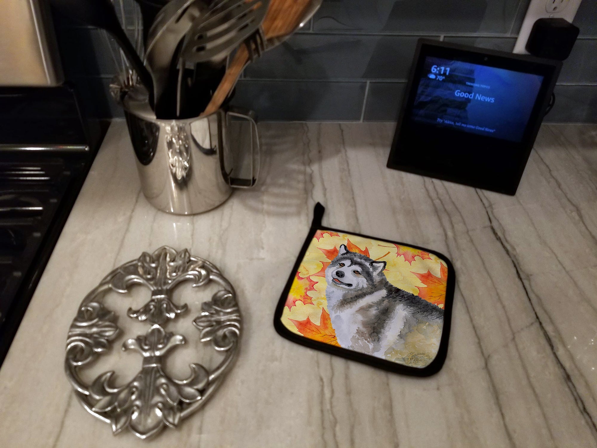 Alaskan Malamute Fall Pot Holder Set of 2 Heat Resistant Quilted Hot Pads 7.5 x 7.5 Inch, Insulated Kitchen Trivets for Cooking & Baking