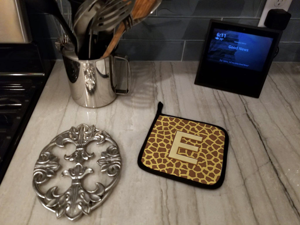 Letter E Initial Monogram - Giraffe Pot Holder Set of 2 Heat Resistant Quilted Hot Pads 7.5 x 7.5 Inch, Insulated Kitchen Trivets for Cooking & Baking