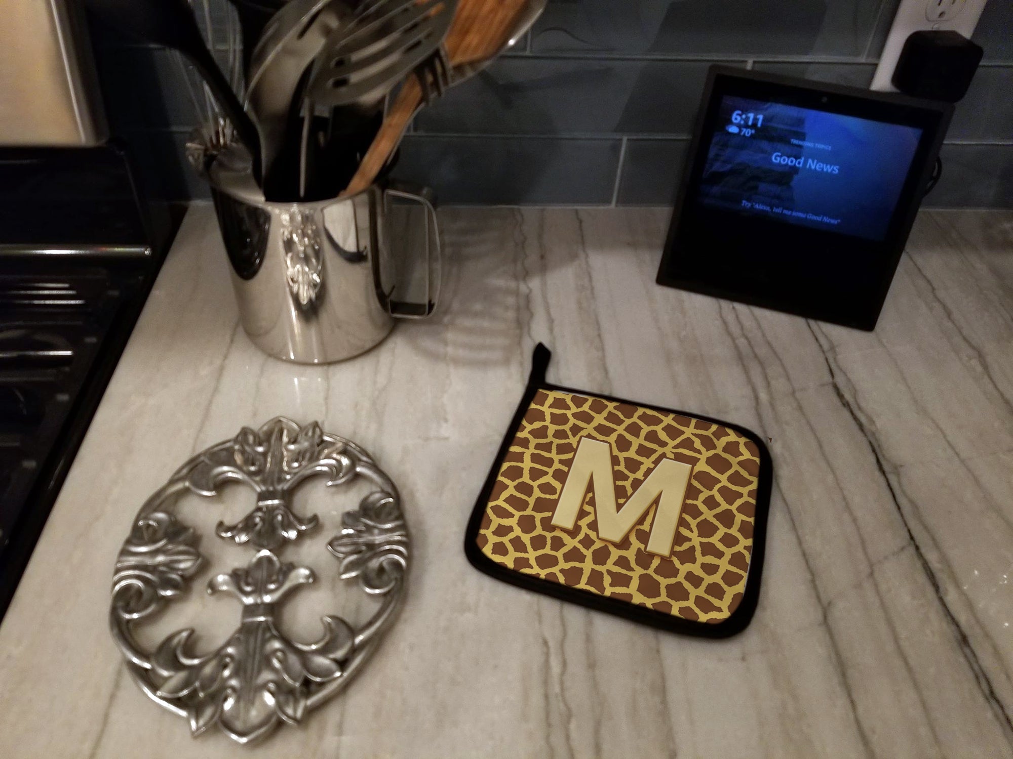 Letter M Initial Monogram - Giraffe Pot Holder Set of 2 Heat Resistant Quilted Hot Pads 7.5 x 7.5 Inch, Insulated Kitchen Trivets for Cooking & Baking