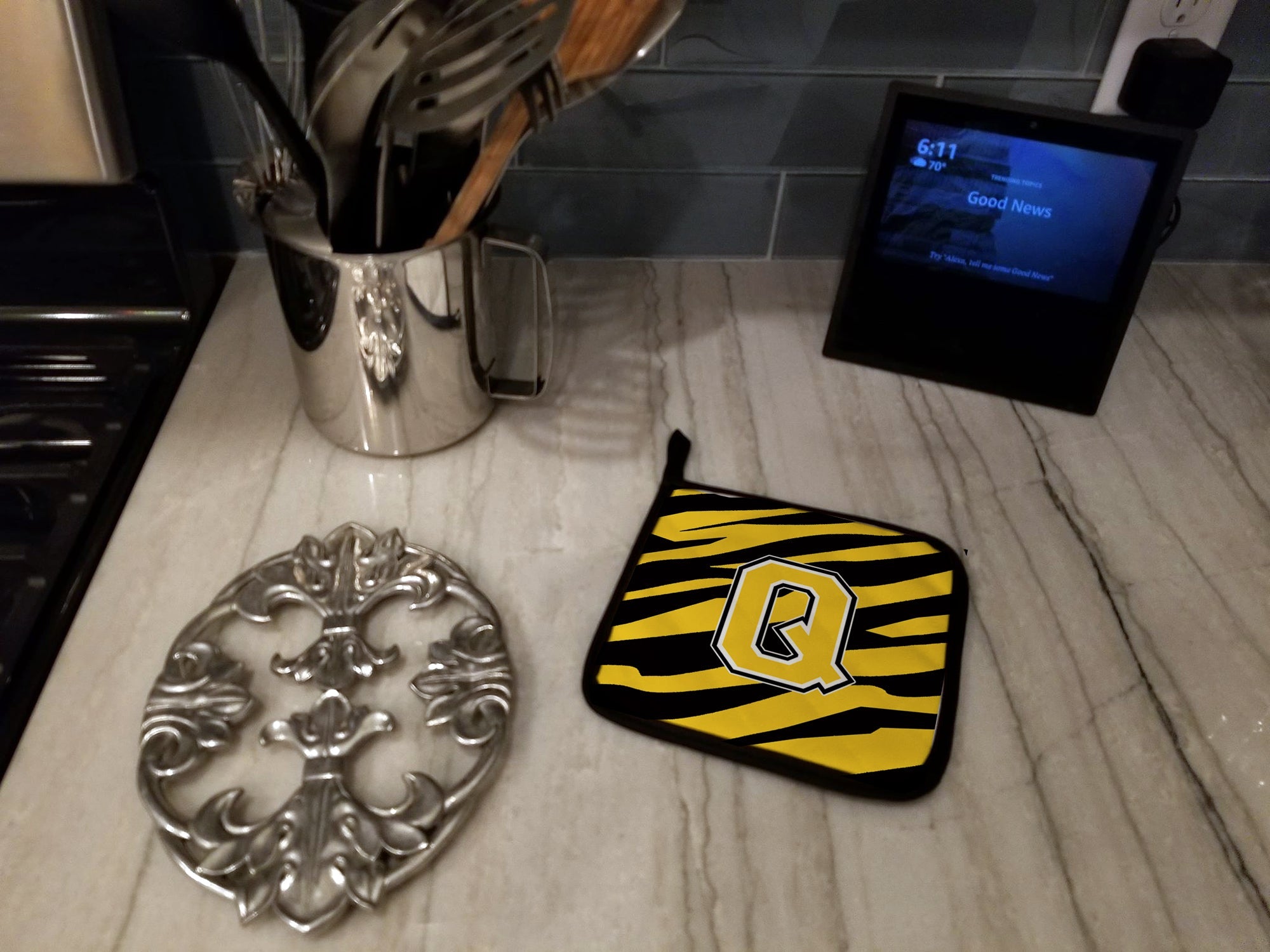 Letter Q Initial Tiger Stripe - Black Gold  Pot Holder Set of 2 Heat Resistant Quilted Hot Pads 7.5 x 7.5 Inch, Insulated Kitchen Trivets for Cooking & Baking
