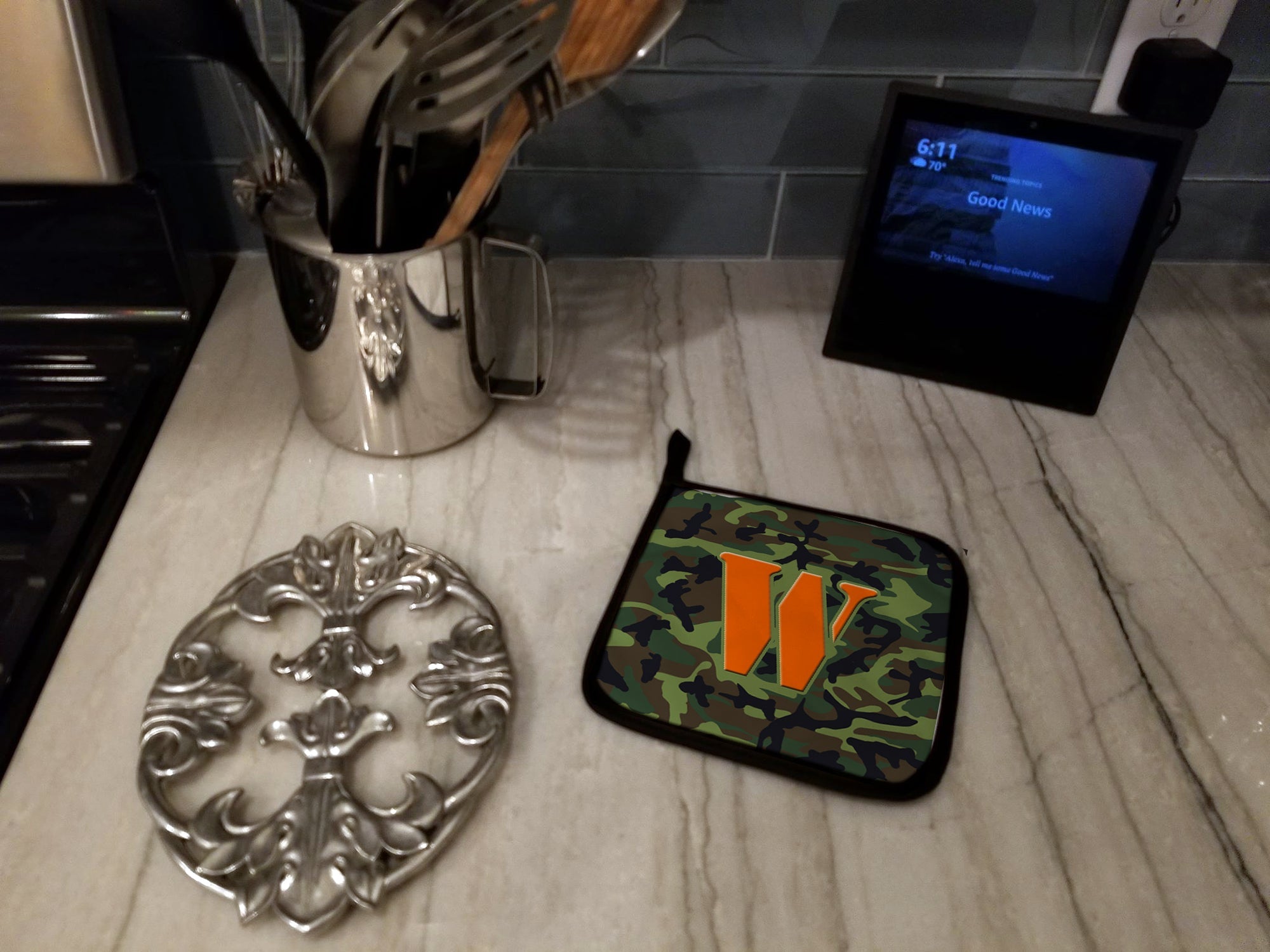 Letter W Monogram - Camo Green Pot Holder Set of 2 Heat Resistant Quilted Hot Pads 7.5 x 7.5 Inch, Insulated Kitchen Trivets for Cooking & Baking