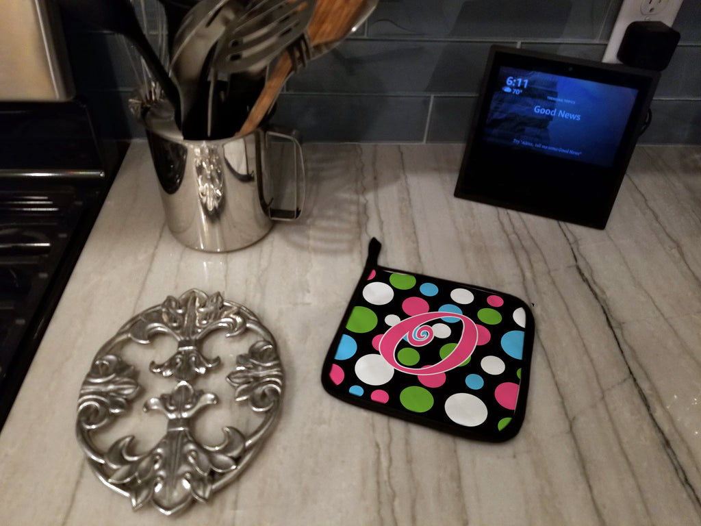 Letter O Initial Monogram - Polkadots and Pink Pot Holder Set of 2 Heat Resistant Quilted Hot Pads 7.5 x 7.5 Inch, Insulated Kitchen Trivets for Cooking & Baking