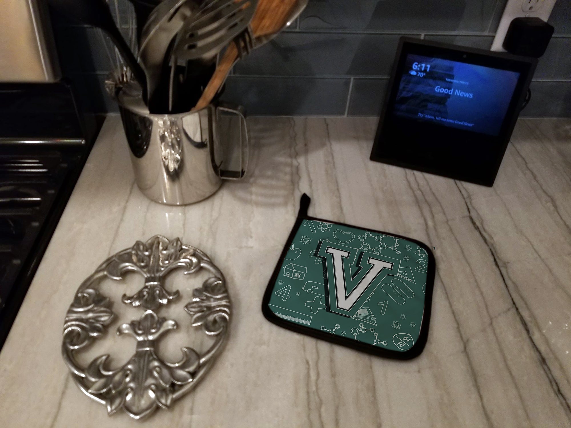 Letter V Back to School Initial Pot Holder Set of 2 Heat Resistant Quilted Hot Pads 7.5 x 7.5 Inch, Insulated Kitchen Trivets for Cooking & Baking