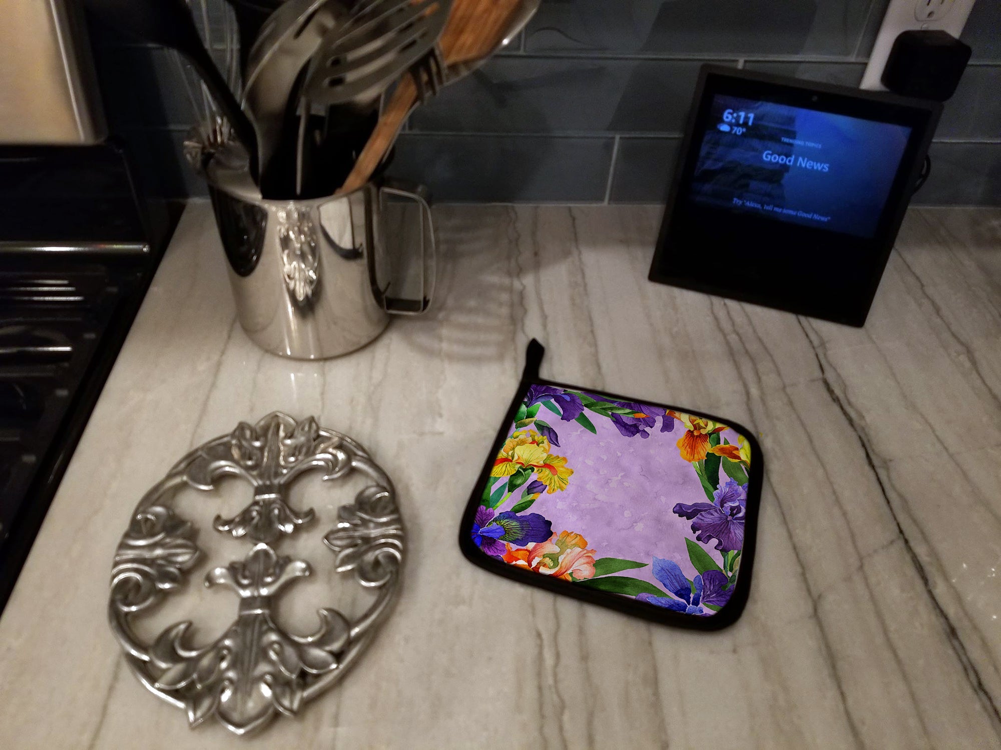 Irises Pot Holder Set of 2 Heat Resistant Quilted Hot Pads 7.5 x 7.5 Inch, Insulated Kitchen Trivets for Cooking & Baking
