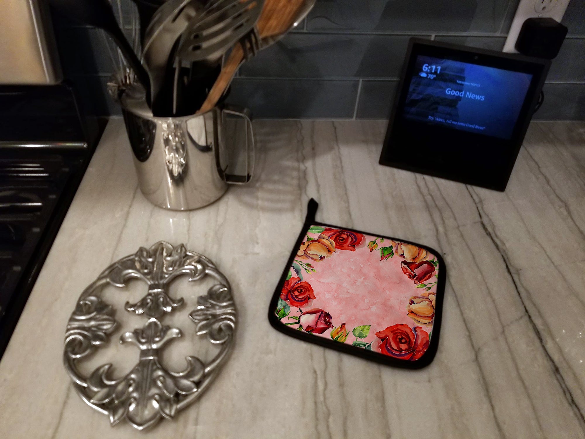 Roses Pot Holder Set of 2 Heat Resistant Quilted Hot Pads 7.5 x 7.5 Inch, Insulated Kitchen Trivets for Cooking & Baking