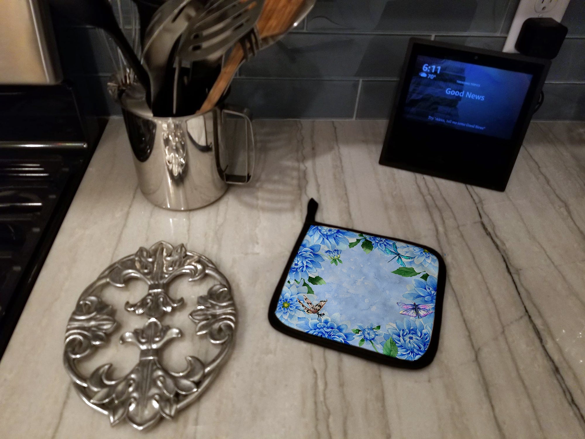 Blue Dahlias Pot Holder Set of 2 Heat Resistant Quilted Hot Pads 7.5 x 7.5 Inch, Insulated Kitchen Trivets for Cooking & Baking