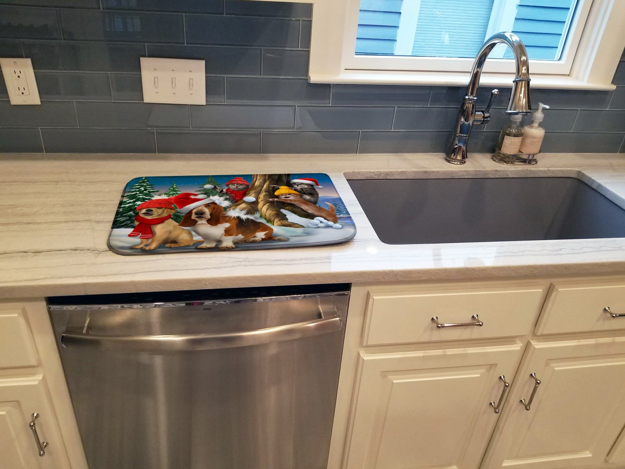 Basset, Golden and Cats Snowball Fight Dish Drying Mat Absorbent Dish Drying Mat Pad for Kitchen Counter Dish Drainer Mat for Countertop, 14 x 21", Multicolor