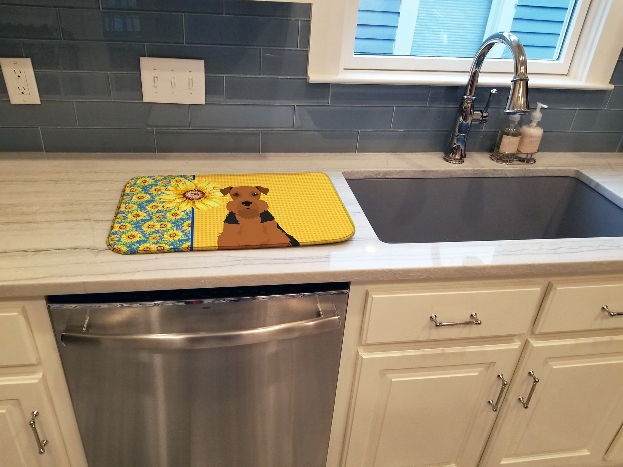 Summer Sunflowers Black and Tan Airedale Terrier Dish Drying Mat Absorbent Dish Drying Mat Pad for Kitchen Counter Dish Drainer Mat for Countertop, 14 x 21", Multicolor